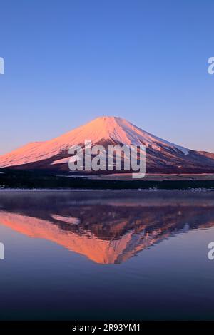 Mt. Fuji und Yamanaka-See bei Sonnenaufgang Stockfoto