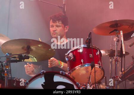 Pilton, Großbritannien. 23. Juni 2023. Michael Campbell, Schlagzeuger der Courteeners Band, tritt live auf der Bühne des Glastonbury Festival of the Performing Arts auf. (Foto: Dawn Fletcher-Park/SOPA Images/Sipa USA) Guthaben: SIPA USA/Alamy Live News Stockfoto