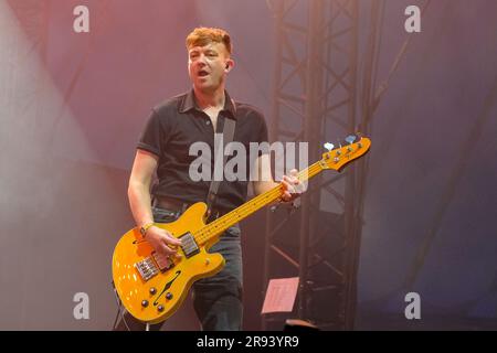 Pilton, Großbritannien. 23. Juni 2023. Daniel Conan Moores, Gitarrist der Courteeners Band, tritt live auf der Bühne des Glastonbury Festival of the Performing Arts auf. (Foto: Dawn Fletcher-Park/SOPA Images/Sipa USA) Guthaben: SIPA USA/Alamy Live News Stockfoto