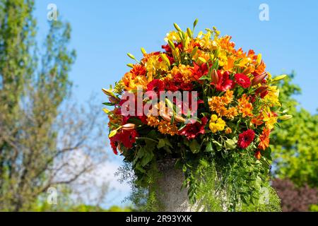 Großer farbenfroher Strauß im Freien mit mehreren verschiedenen wunderschönen Blumen Stockfoto