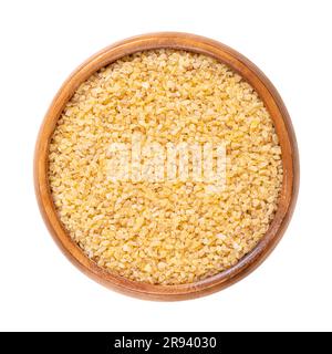 Grober Bulgur, auch Burghul genannt, in einer Holzschüssel. Weizenfuttermittel mit Riss- und Parboiled und eine gängige Zutat in vielen Küchen Westasiens. Stockfoto