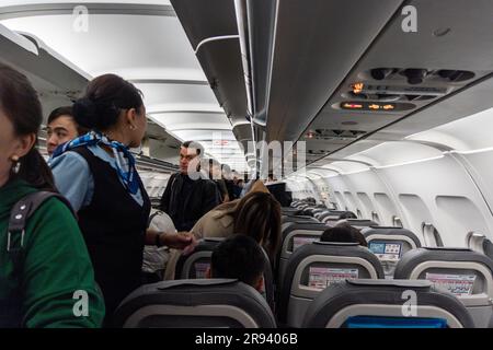 Im alten Airbus A-320, während Leute einsteigen Stockfoto