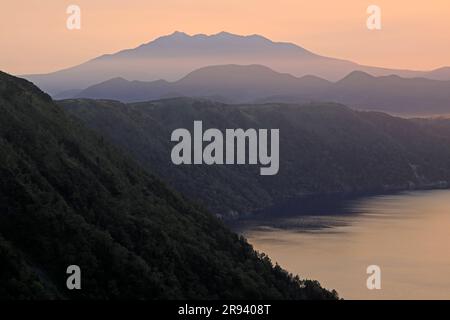 Mashu-Ko-See am Morgen und Shari-Berg Stockfoto