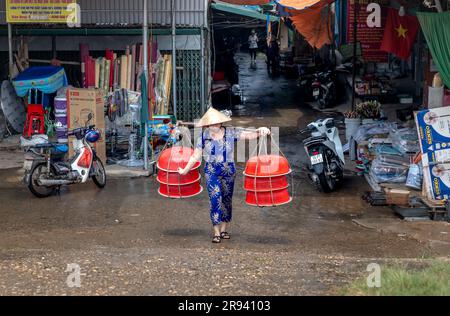 Eine Frau bringt Lebensmittel zum Verkauf auf einem Markt in der Provinz Phu Tho, Vietnam Stockfoto