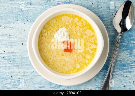 Gewürzte Fischsuppe auf einem weißen Porzellanteller Stockfoto