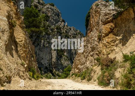 Passieren Sie del Comptador, den Pass zwischen Sella und Guadalest, kleine Schotterbergstraße, die von Radfahrern genutzt wird, Costa Blanca, Alicante, Spanien - Stockfoto Stockfoto