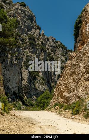 Passieren Sie del Comptador, den Pass zwischen Sella und Guadalest, kleine Schotterbergstraße, die von Radfahrern genutzt wird, Costa Blanca, Alicante, Spanien - Stockfoto Stockfoto