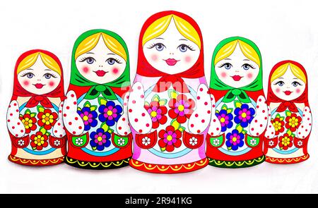 Fantastische Komposition traditioneller russischer Matryoshka-Puppen, mit lächelndem Gesicht, rosa Wangen, Blumen und hinterlassenen Konturen auf weißem Hintergrund Stockfoto