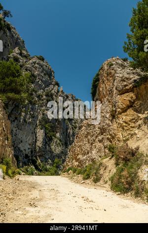 Passieren Sie del Comptador, den Pass zwischen Sella und Guadalest, kleine Schotterbergstraße, die von Radfahrern genutzt wird, Costa Blanca, Alicante, Spanien - Stockfoto Stockfoto