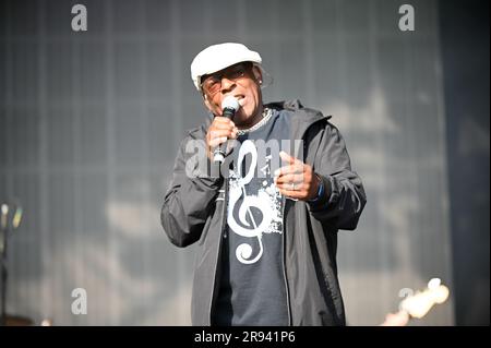 Chris Amoo von The Real Thing British Band tritt beim Lets Rock Leeds Festival 80s in Leeds auf. Stockfoto