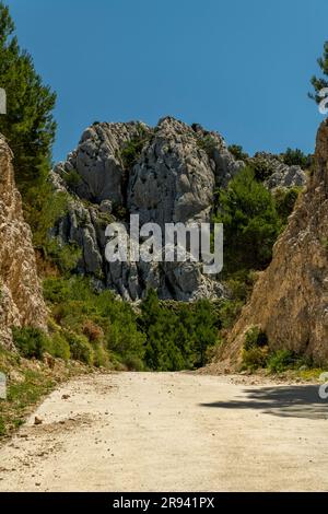 Passieren Sie del Comptador, den Pass zwischen Sella und Guadalest, kleine Schotterbergstraße, die von Radfahrern genutzt wird, Costa Blanca, Alicante, Spanien - Stockfoto Stockfoto