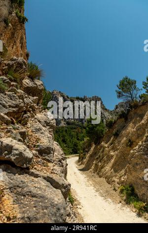 Passieren Sie del Comptador, den Pass zwischen Sella und Guadalest, kleine Schotterbergstraße, die von Radfahrern genutzt wird, Costa Blanca, Alicante, Spanien - Stockfoto Stockfoto