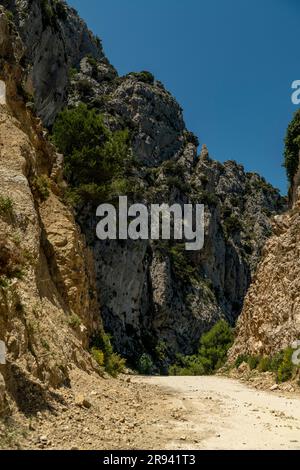 Passieren Sie del Comptador, den Pass zwischen Sella und Guadalest, kleine Schotterbergstraße, die von Radfahrern genutzt wird, Costa Blanca, Alicante, Spanien - Stockfoto Stockfoto