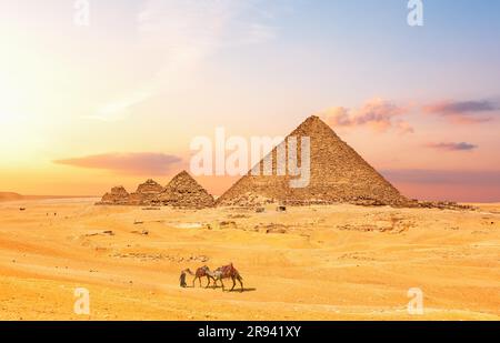 Die Pyramide von Menkaure mit den drei Pyramiden in der ägyptischen Wüste, Gizeh Stockfoto