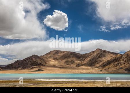 Malerischer Blick auf den Bangong Lake in Ritu County, Präfektur Ali, Tibet, China Stockfoto