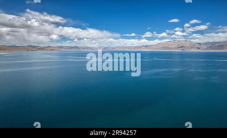Malerischer Blick auf den Bangong Lake in Ritu County, Präfektur Ali, Tibet, China Stockfoto