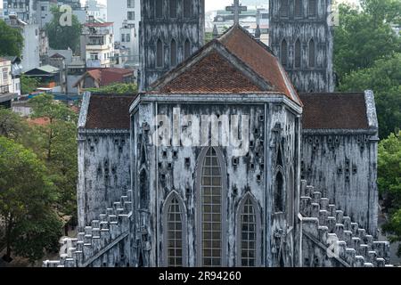 Hinter der Kathedrale in Hanoi, Vietnam. Die Kirche ist im europäischen mittelalterlichen gotischen Stil gestaltet, sehr beliebt im 12. Jahrhundert, basierend auf dem m Stockfoto