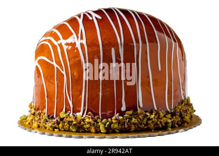 Karamellkuchen isoliert auf weißem Hintergrund. Geburtstags- und Festtagskuchen. Backwaren. Schließen Stockfoto