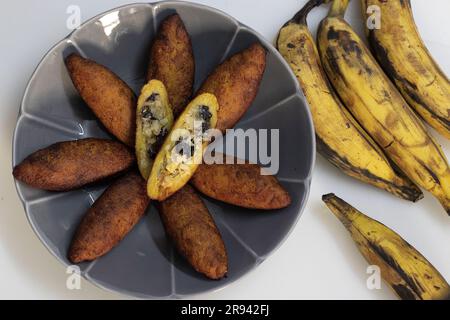 Unnakai. Gefüllte Kochbananen-Pommes aus malabar, Kerala. Gedünsteter und gestampfter Plantain gefüllt mit einer Füllung aus gesüßter Kokosnuss, Ghee geröstet Ca Stockfoto