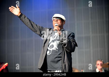 Leeds, Großbritannien. 17. Juni 2023. Chris Amoo von The Real Thing British Band tritt beim Lets Rock Leeds Festival 80s in Leeds auf. (Foto: Robin Burns/SOPA Images/Sipa USA) Guthaben: SIPA USA/Alamy Live News Stockfoto