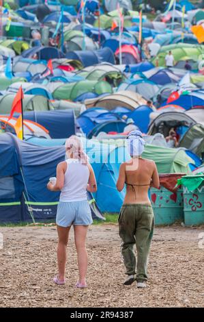 Glastonbury, Großbritannien. 24. Juni 2023. Wäsche und anschließender Kaffee - Samstag beim Glastonbury Festival 2023, Worthy Farm, Glastonbury. Kredit: Guy Bell/Alamy Live News Stockfoto