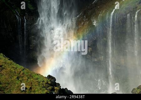 Regenbogen über den Kegon Falls Stockfoto