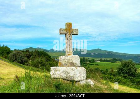 Das Herz ist auf ein Steinkreuz geschnitzt. Auvergne Volcanoes Natural Park. Puy de Dome. Auvergne Rhone Alpes. Frankreich Stockfoto