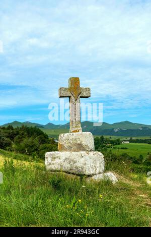 Das Herz ist auf ein Steinkreuz geschnitzt. Auvergne Volcanoes Natural Park. Puy de Dome. Auvergne Rhone Alpes. Frankreich Stockfoto