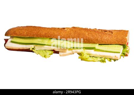 Baguette-Sandwich. Sandwich mit Oliven, Salat, Tomaten, Gurken, Cheddar und Fetakäse, isoliert auf weißem Hintergrund Stockfoto