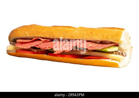 Baguette-Sandwich. Sandwich mit Salami, Roastbeef, Cheddar, Tomaten und Gurke isoliert auf weißem Hintergrund Stockfoto