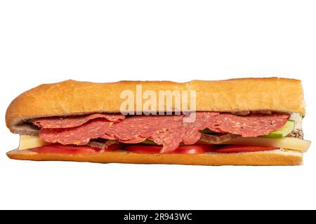 Baguette-Sandwich. Sandwich mit Salami, Roastbeef, Cheddar, Tomaten und Gurke isoliert auf weißem Hintergrund Stockfoto