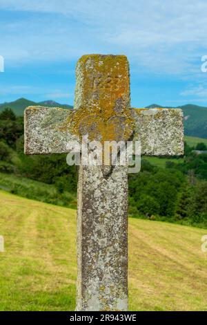 Das Herz ist auf ein Steinkreuz geschnitzt. Auvergne Volcanoes Natural Park. Puy de Dome. Auvergne Rhone Alpes. Frankreich Stockfoto