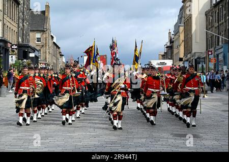 Edinburgh, Schottland, Großbritannien. 24. Juni 2023 Der Tag der Streitkräfte wird von einer Parade unter der Leitung der Band des königlichen Regiments von Schottland gefeiert, die vom St. Andrew Square abfährt und in der Castle Street endet, mit einem Salut, der vom Lord Provost eingenommen wird. Dann fand in den Princes Street Gardens West ein Treffen statt. Wir marschieren auf die Castle Street. Kredit: Craig Brown/Alamy Live News Stockfoto