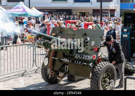 High Street, Southend on Sea, Essex, Großbritannien. 24. Juni 2023. Im Stadtzentrum fand eine Veranstaltung statt, um dem Service-Personal aus Vergangenheit, Gegenwart und Zukunft zu gedenken, mit einer Prozession, bei der das Personal der Streitkräfte, Veteranen und Kadetten auf der High Street zu einem Open-Air-Service marschierten. Schüsse um 11am Uhr von einem Feldgewehr der Royal Artillery Association signalisierten den Beginn einer 2-minütigen Stille Stockfoto