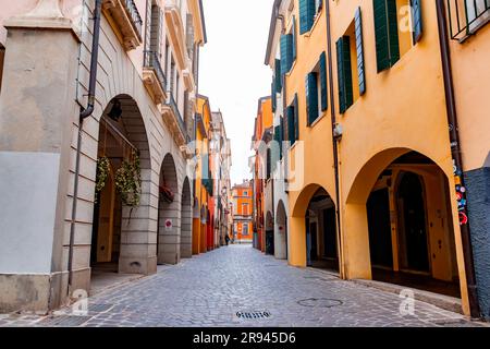 Padua, Italien - 4. April 2022: Typische Architektur und Blick auf die Straße in Padua, Veneto, Italien. Stockfoto