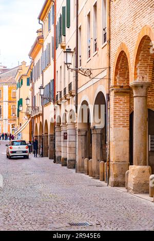 Padua, Italien - 4. April 2022: Typische Architektur und Blick auf die Straße in Padua, Veneto, Italien. Stockfoto