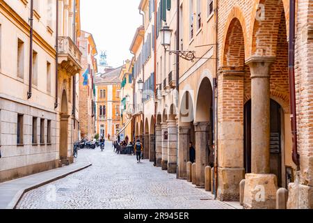 Padua, Italien - 4. April 2022: Typische Architektur und Blick auf die Straße in Padua, Veneto, Italien. Stockfoto