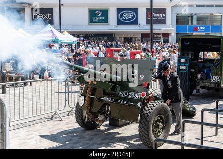 High Street, Southend on Sea, Essex, Großbritannien. 24. Juni 2023. Im Stadtzentrum fand eine Veranstaltung statt, um dem Service-Personal aus Vergangenheit, Gegenwart und Zukunft zu gedenken, mit einer Prozession, bei der das Personal der Streitkräfte, Veteranen und Kadetten auf der High Street zu einem Open-Air-Service marschierten. Schüsse um 11am Uhr von einem Feldgewehr der Royal Artillery Association signalisierten den Beginn einer 2-minütigen Stille Stockfoto