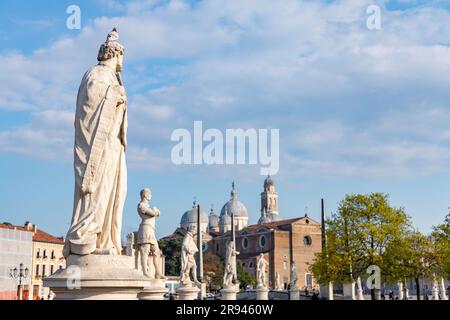 Prato della Valle ist ein 90000 Quadratmeter großer elliptischer Platz in Padua, Italien. Es ist der größte Platz in Italien und einer der größten in Europa. Stockfoto