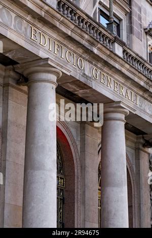 Barcelona, Spanien - 10. Februar 2022: Edificio Generali auf dem Passeig de Gracia, einer der Hauptstraßen im Stadtteil Eixample in Barcelona, Spanien. Stockfoto