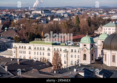 Salzburg, Österreich - 27. Dezember 2021: Außenansicht des berühmten Hotels Bristol in Salzburg, Österreich. Stockfoto