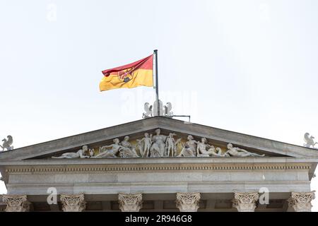 Burgenland-Flagge auf einem Gebäude in Osterreich am Himmel. Stockfoto