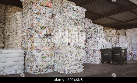 Gestapelte Verpackungen von geschreddertem Altpapier für Recycling und Abfalleimer in der Schweiz. Umweltschutz. Stockfoto