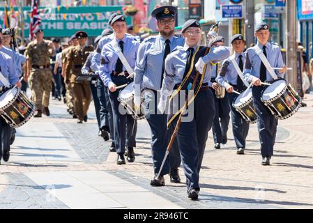 High Street, Southend on Sea, Essex, Großbritannien. 24. Juni 2023. Im Stadtzentrum fand eine Veranstaltung statt, um dem Service-Personal aus Vergangenheit, Gegenwart und Zukunft zu gedenken, mit einer Prozession, bei der das Personal der Streitkräfte, Veteranen und Kadetten auf der High Street zu einem Open-Air-Service marschierten. 1312 Luftschleusen-Band der Stadt Southend-on-Sea-Staffel Stockfoto