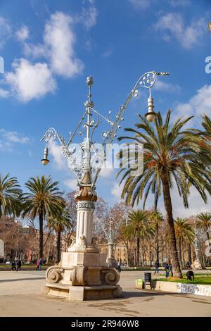 Barcelona, Spanien - 10. FEBRUAR 2022: Kunstvoll verzierte metallische Laterne, traditionelle urbane Dekoration in Barcelona, Spanien. Stockfoto