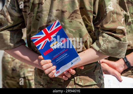 High Street, Southend on Sea, Essex, Großbritannien. 24. Juni 2023. Im Stadtzentrum fand eine Veranstaltung statt, um dem Service-Personal aus Vergangenheit, Gegenwart und Zukunft zu gedenken, mit einer Prozession, bei der das Personal der Streitkräfte, Veteranen und Kadetten auf der High Street zu einem Open-Air-Service marschierten Stockfoto