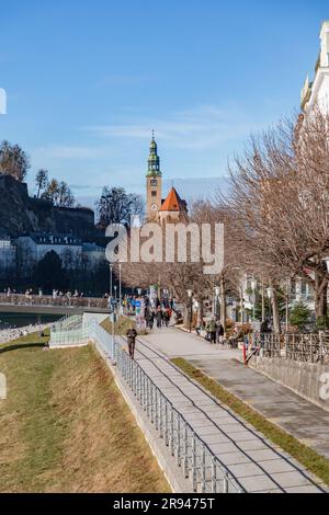 Salzburg, Österreich - 27. Dezember 2021: Gebäude rund um die Salzach in der Nähe der Altstadt, Salzburg, Österreich. Stockfoto