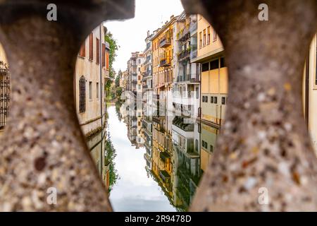 Padua, Italien - 4. April 2022: Typische Architektur und Blick auf die Straße in Padua, Veneto, Italien. Stockfoto