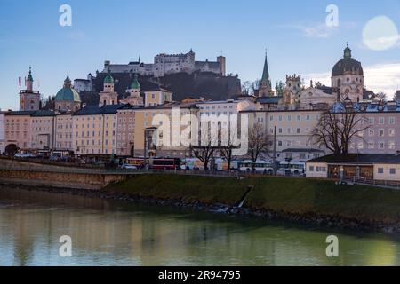 Salzburg, Österreich - 27. Dezember 2021: Gebäude rund um die Salzach in der Nähe der Altstadt, Salzburg, Österreich. Stockfoto