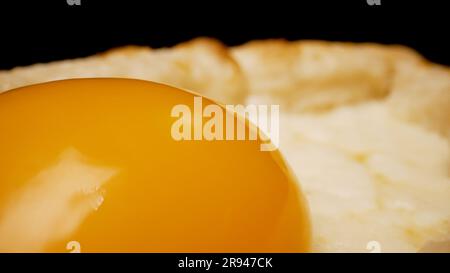 Die Kamera dreht im Kreis. Nahaufnahme von Adjarian Chachapuri mit rohem Ei, Nahaufnahme von Adjarian Chachapuri und Eigelb. Stockfoto